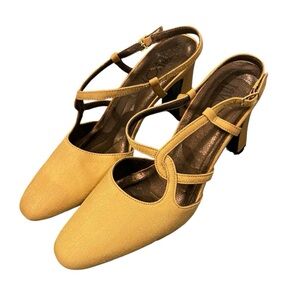 Vintage 1960s Tavoy Gold Closed Toe Heels - Size 6.5
